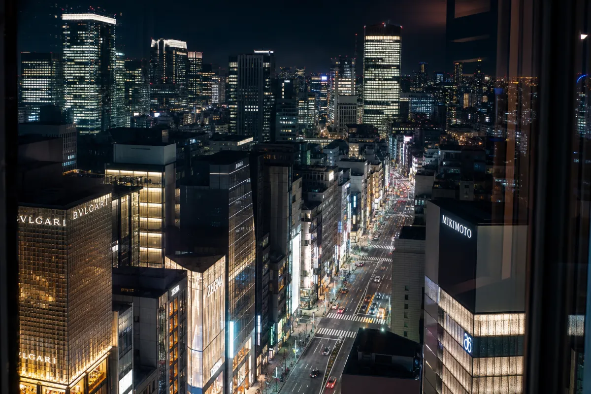 銀座の夜景。高級クラブ街のネオンとビル群