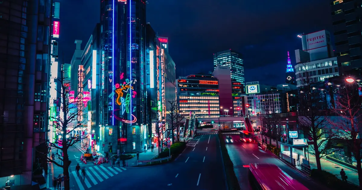 会員制ラウンジの落ち着いた店内。間接照明とソファ席