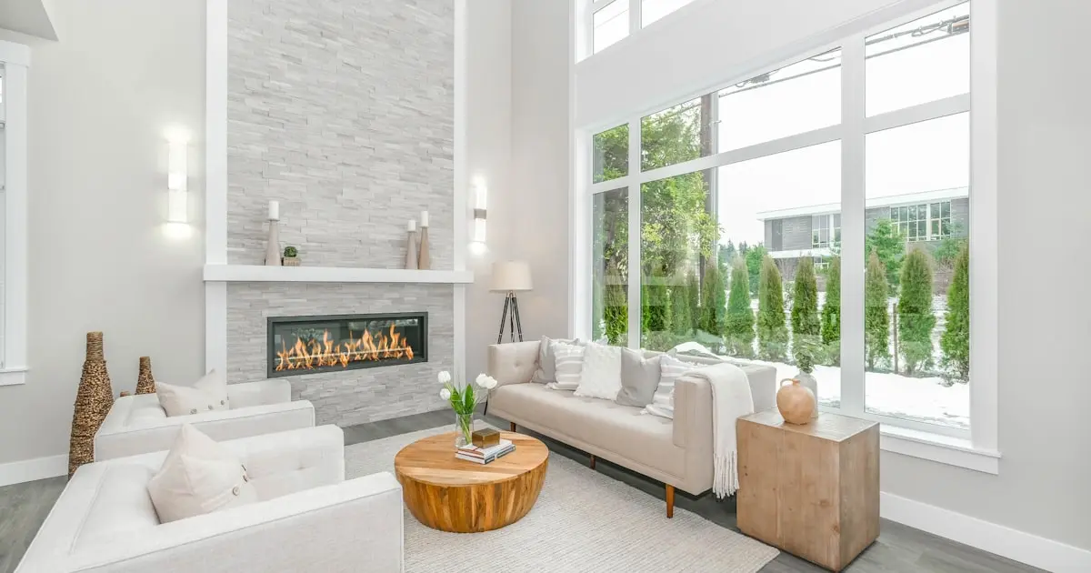 ガラス窓越しの白いソファ。明るくモダンな空間